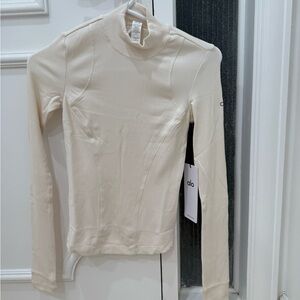 ALO NWT never worn Yoga Women's ivory  ribbed ‘mesmerize’ mock neck long sleeve